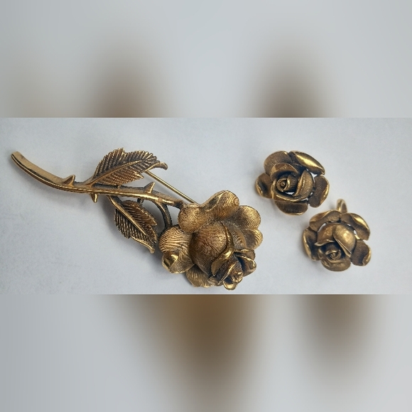 Trifari Crown Gold Tone Brushed VTG Rose Flower Brooch + Earrings 1960's Set - Picture 4 of 14